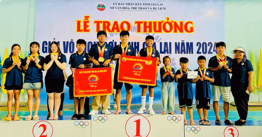 Các thành viên Câu lạc bộ Go Swimming giành 8 huy chương vàng ở Giải Vô địch Bơi toàn tỉnh năm 2024. Ảnh: L.V.N