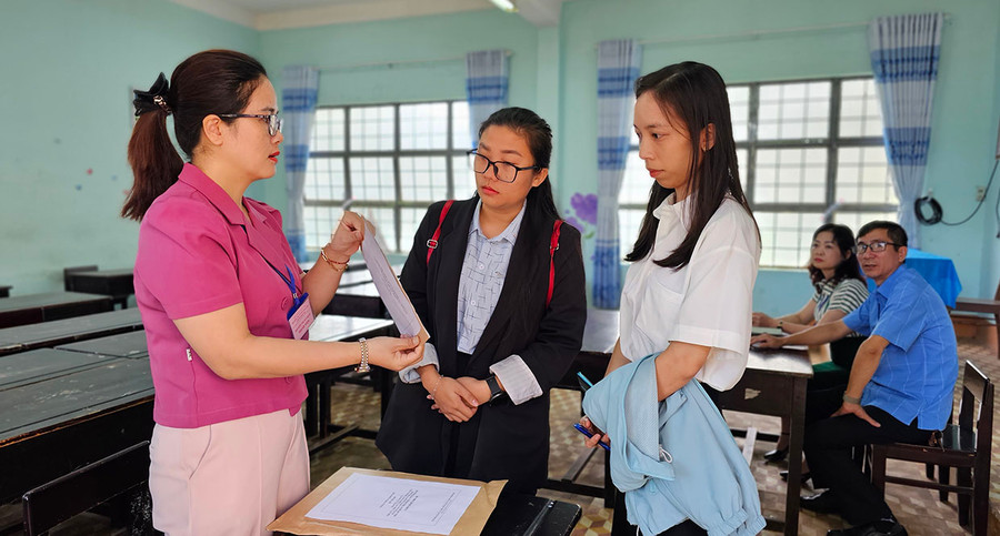 Đại diện thí sinh xác nhận niêm phong túi đựng bao bì đề thi. Ảnh: Bá Bính