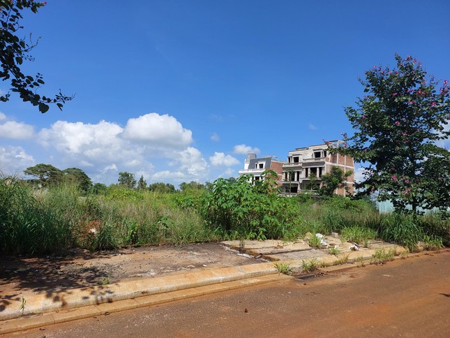 Khu đất dự kiến xây khách sạn, trung tâm hội nghị... vẫn là bãi đất trống sau 4 năm Khu đất dự kiến xây khách sạn, trung tâm hội nghị... vẫn là bãi đất trống sau 4 năm