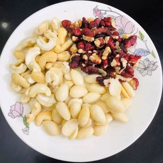 Chế độ ăn giàu chất xơ và các loại hạt giúp giảm mỡ xấu. Ảnh LÊ CẦM