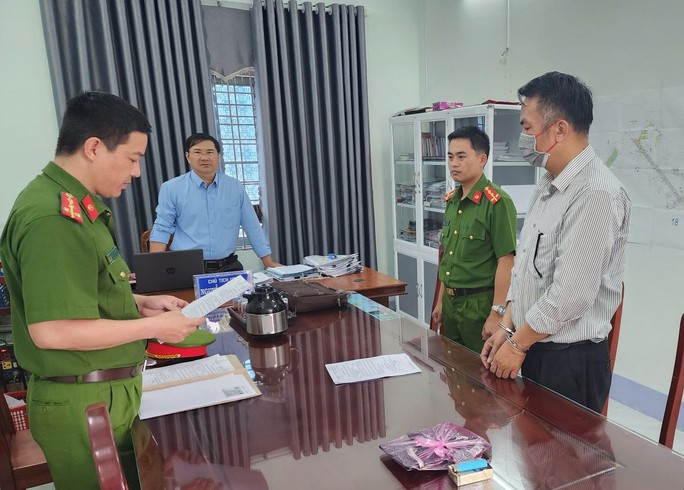 Cơ quan CSĐT - Công an tỉnh Kon Tum đọc lệnh bắt ông Phạm Quang Diễn - Ảnh Công an Kon Tum