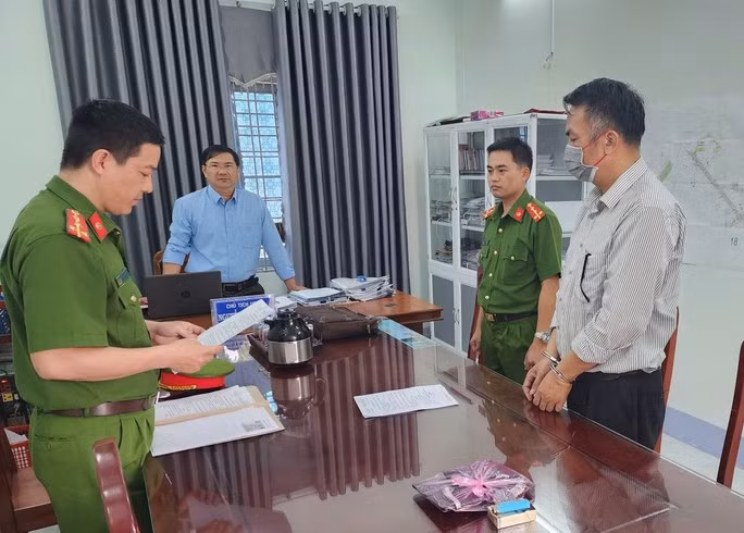 Cơ quan CSĐT - Công an tỉnh Kon Tum đọc lệnh bắt ông Phạm Quang Diễn - Ảnh Công an Kon Tum Cơ quan CSĐT - Công an tỉnh Kon Tum đọc lệnh bắt ông Phạm Quang Diễn - Ảnh Công an Kon Tum