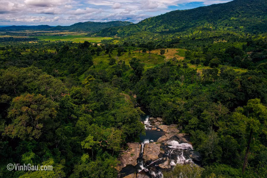 Thác Bìm Bịp nhìn từ trên cao. Năm 2015, Bộ Văn hóa, Thể thao và Du lịch công nhận thác Bìm Bịp là di tích quốc gia.