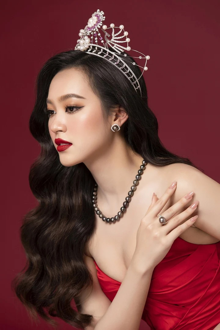 Á hậu 1 Trịnh Thùy Linh sở hữu nhan sắc ngọt ngào cùng với gương mặt xinh xắn. Thùy Linh ở hiện tại cũng có nhiều thay đổi về định hướng thời trang. Á hậu 1 Trịnh Thùy Linh sở hữu nhan sắc ngọt ngào cùng với gương mặt xinh xắn. Thùy Linh ở hiện tại cũng có nhiều thay đổi về định hướng thời trang.