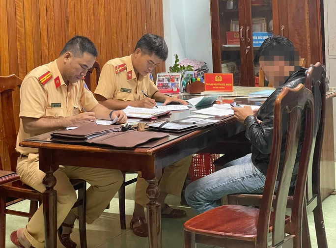 Nhậu say, tông văng 2 mẹ con người đi đường rồi lái ô tô bỏ chạy - Ảnh 5. N. bị triệu tập làm việc