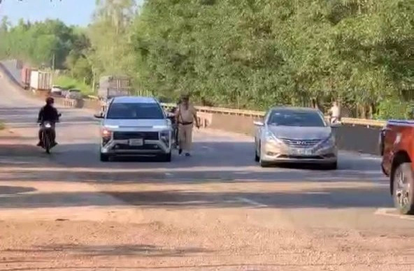 Cảnh sát Giao thông ra hiệu lệnh dừng phương tiện vi phạm để kiểm tra nhưng lái xe không chấp hành mà tăng ga bỏ chạy.