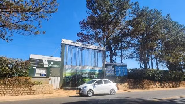 Đến nay chủ đầu tư vẫn chưa thực hiện việc tháo dỡ công trình sai phạm. Ảnh: LÂM VIÊN Đến nay chủ đầu tư vẫn chưa thực hiện việc tháo dỡ công trình sai phạm. Ảnh: LÂM VIÊN