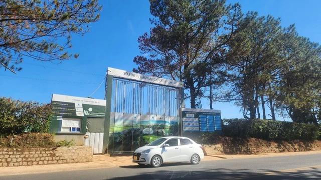 Đến nay chủ đầu tư vẫn chưa thực hiện việc tháo dỡ công trình sai phạm. Ảnh: LÂM VIÊN Đến nay chủ đầu tư vẫn chưa thực hiện việc tháo dỡ công trình sai phạm. Ảnh: LÂM VIÊN