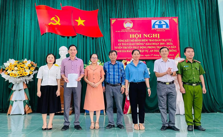 Ban Quản lý thực hiện mô hình điểm đảm bảo trật tự an toàn giao thông xã Hà Tam (huyện Đak Pơ) ra mắt nhận nhiệm vụ. Ảnh: T.D Ban Quản lý thực hiện mô hình điểm đảm bảo trật tự an toàn giao thông xã Hà Tam (huyện Đak Pơ) ra mắt nhận nhiệm vụ. Ảnh: T.D