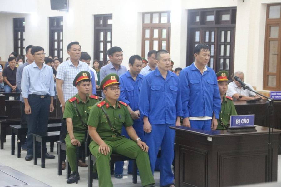 12 bị cáo liên quan đến vụ án nhận hối lộ, đưa hối lộ và lợi dụng chức vụ quyền hạn trong khi thi hành công vụ 12 bị cáo liên quan đến vụ án nhận hối lộ, đưa hối lộ và lợi dụng chức vụ quyền hạn trong khi thi hành công vụ