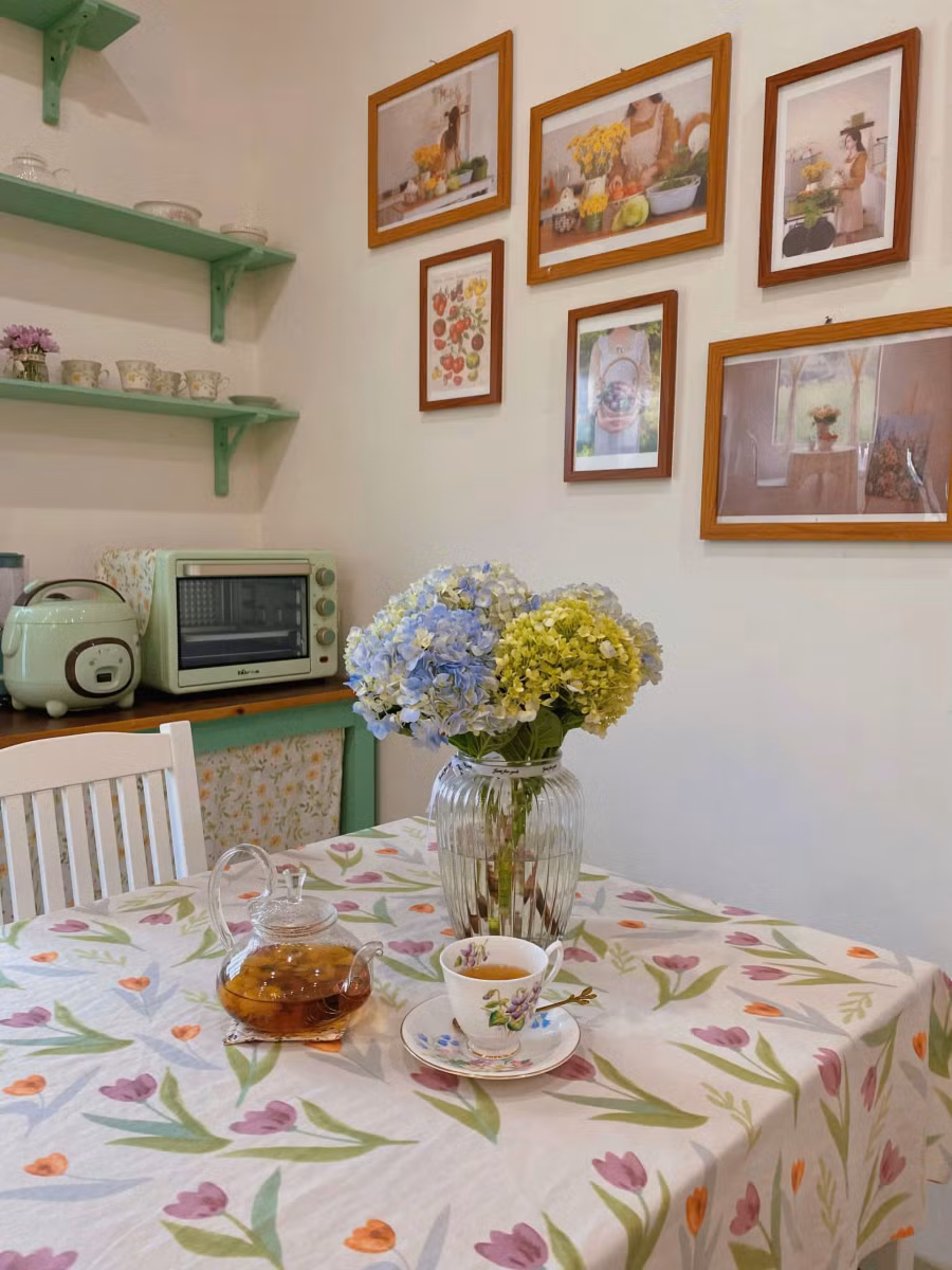 Chủ nhân tự trang trí mọi thứ để... tiết kiệm ngân sách. ẢNH: NVCC