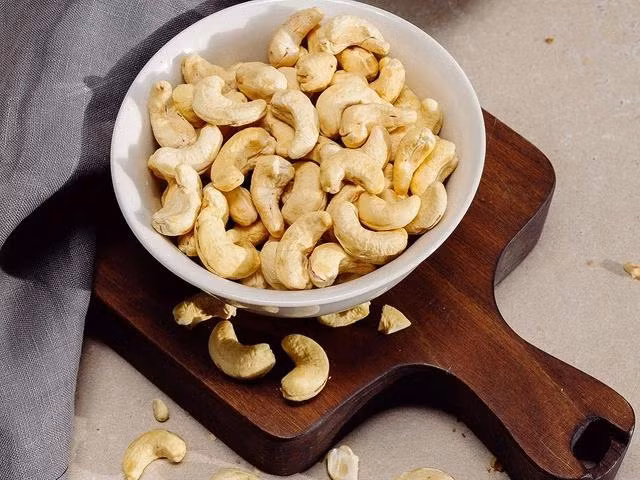 Thường xuyên ăn hạt điều có thể giảm nguy cơ tử vong do bệnh tim. Ảnh: PEXELS