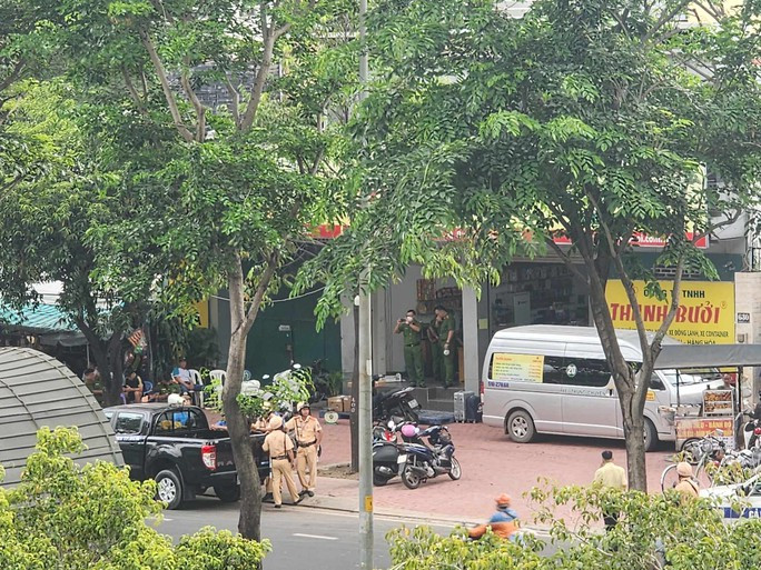NÓNG: Công an TP HCM đang kiểm tra trụ sở chính nhà xe Thành Bưởi - Ảnh 2.