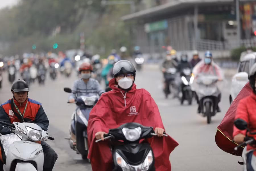 Thủ đô Hà Nội có mưa và mưa nhỏ, trời lạnh. (Ảnh: Thanh Tùng/TTXVN)