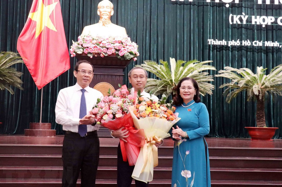 Ủy viên Bộ Chính trị, Bí thư Thành ủy Thành phố Hồ Chí Minh Nguyễn Văn Nên (trái) và Chủ tịch Hội đồng Nhân dân thành phố Nguyễn Thị Lệ chúc mừng ông Huỳnh Thanh Nhân (giữa). (Ảnh: Xuân Khu/TTXVN) Ủy viên Bộ Chính trị, Bí thư Thành ủy Thành phố Hồ Chí Minh Nguyễn Văn Nên (trái) và Chủ tịch Hội đồng Nhân dân thành phố Nguyễn Thị Lệ chúc mừng ông Huỳnh Thanh Nhân (giữa). (Ảnh: Xuân Khu/TTXVN)