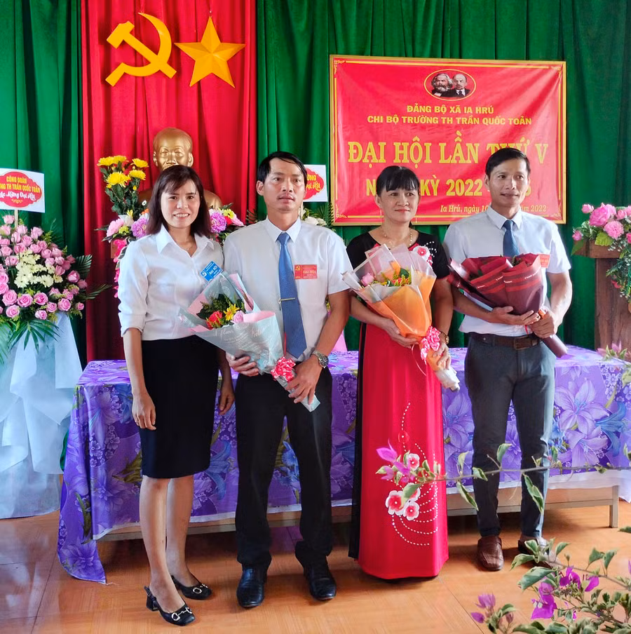 Chi bộ Trường Tiểu học Trần Quốc Toản (xã Ia Hrú) tổ chức Đại hội nhiệm kỳ 2022-2025. Ảnh: T.N