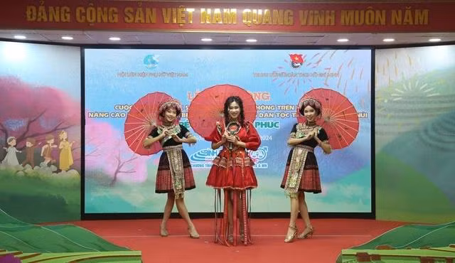 Các ca sĩ biểu diễn những tác phẩm lan tỏa về bình đẳng giới. Ảnh MINH HIỂN