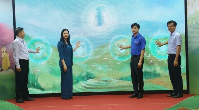 Ban tổ chức thực hiện nghi thức khởi động cuộc thi. Ảnh MINH HIỂN Ban tổ chức thực hiện nghi thức khởi động cuộc thi. Ảnh MINH HIỂN