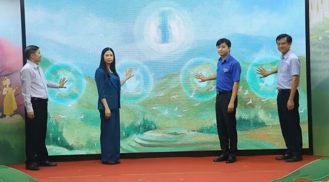 Ban tổ chức thực hiện nghi thức khởi động cuộc thi. Ảnh MINH HIỂN