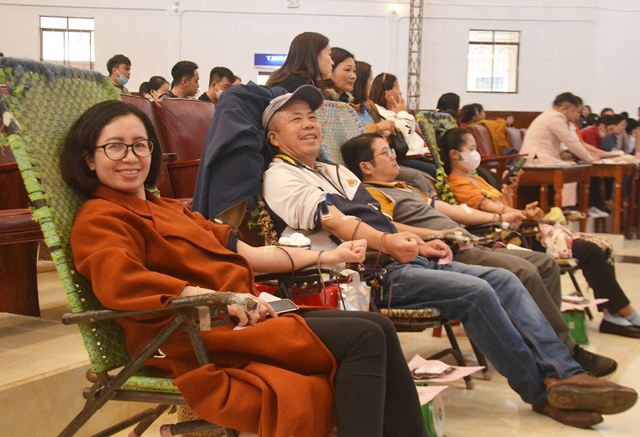 Người dân TP. Pleiku tham gia hiến máu tại lễ phát động hiến máu tình nguyện đợt 2-2023. Ảnh: H.C Người dân TP. Pleiku tham gia hiến máu tại lễ phát động hiến máu tình nguyện đợt 2-2023. Ảnh: H.C