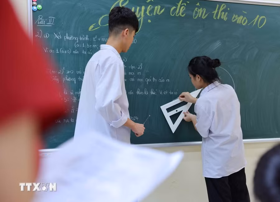 Học sinh lớp 9 huyện Chương Mỹ, Hà Nội nỗ lực ôn tập cho kỳ thi vào lớp 10. (Ảnh: Thanh Tùng/ TTXVN)