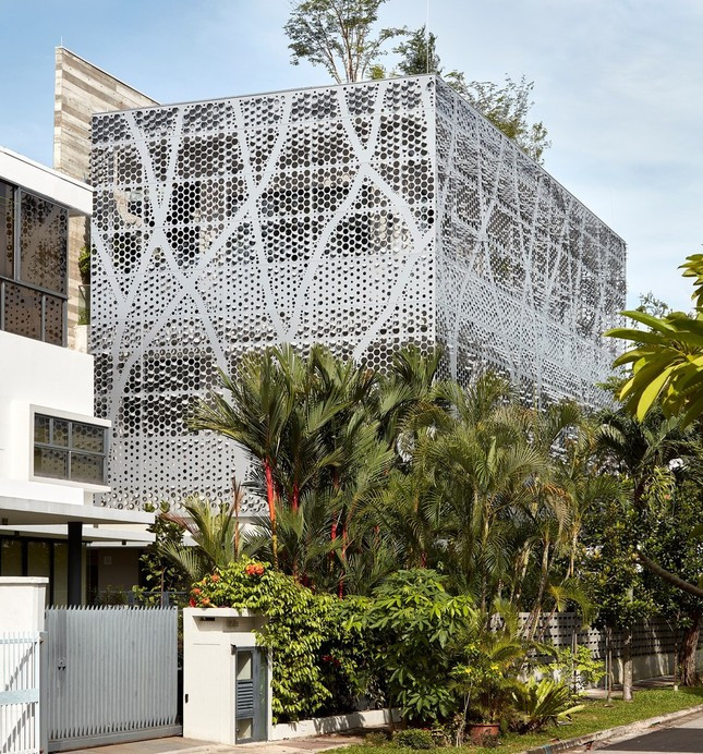 Yêu cầu của gia chủ trong quá trình thiết kế là làm sao để hạn chế ánh nắng gay gắt hướng Tây và hướng Đông lọt sâu vào không gian sống, nhất là vào sáng sớm và chiều muộn khi gió biển thổi mạnh. Bởi vậy, nhóm thiết kế đã lựa chọn hệ lam nhôm khoét lỗ có thể đóng mở tự động, vừa giúp giảm bức xạ mặt trời, tăng khả năng thông gió tự nhiên, lại vừa tạo ấn tượng "chất chơi" cho mặt tiền. Yêu cầu của gia chủ trong quá trình thiết kế là làm sao để hạn chế ánh nắng gay gắt hướng Tây và hướng Đông lọt sâu vào không gian sống, nhất là vào sáng sớm và chiều muộn khi gió biển thổi mạnh. Bởi vậy, nhóm thiết kế đã lựa chọn hệ lam nhôm khoét lỗ có thể đóng mở tự động, vừa giúp giảm bức xạ mặt trời, tăng khả năng thông gió tự nhiên, lại vừa tạo ấn tượng "chất chơi" cho mặt tiền.