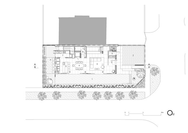 Không gian sống được tối ưu một cách linh hoạt nhờ một lớp cửa trượt bên trong, có thể mở hoàn toàn để thông gió chéo vào mùa nắng nóng, hoặc bán mở nhằm chống hắt mưa trong mùa giông bão. Không gian sống được tối ưu một cách linh hoạt nhờ một lớp cửa trượt bên trong, có thể mở hoàn toàn để thông gió chéo vào mùa nắng nóng, hoặc bán mở nhằm chống hắt mưa trong mùa giông bão.