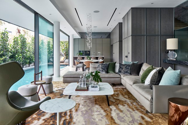 Bên cạnh đó, các khoảng xanh cũng được đan cài thú vị, tươi mát. Toàn bộ phần mái với hệ thực vật phủ kín, che chắn và lọc bụi, cải thiện chất lượng gió cũng như tạo cảnh quan độc đáo, thú vị. Bên cạnh đó, các khoảng xanh cũng được đan cài thú vị, tươi mát. Toàn bộ phần mái với hệ thực vật phủ kín, che chắn và lọc bụi, cải thiện chất lượng gió cũng như tạo cảnh quan độc đáo, thú vị.