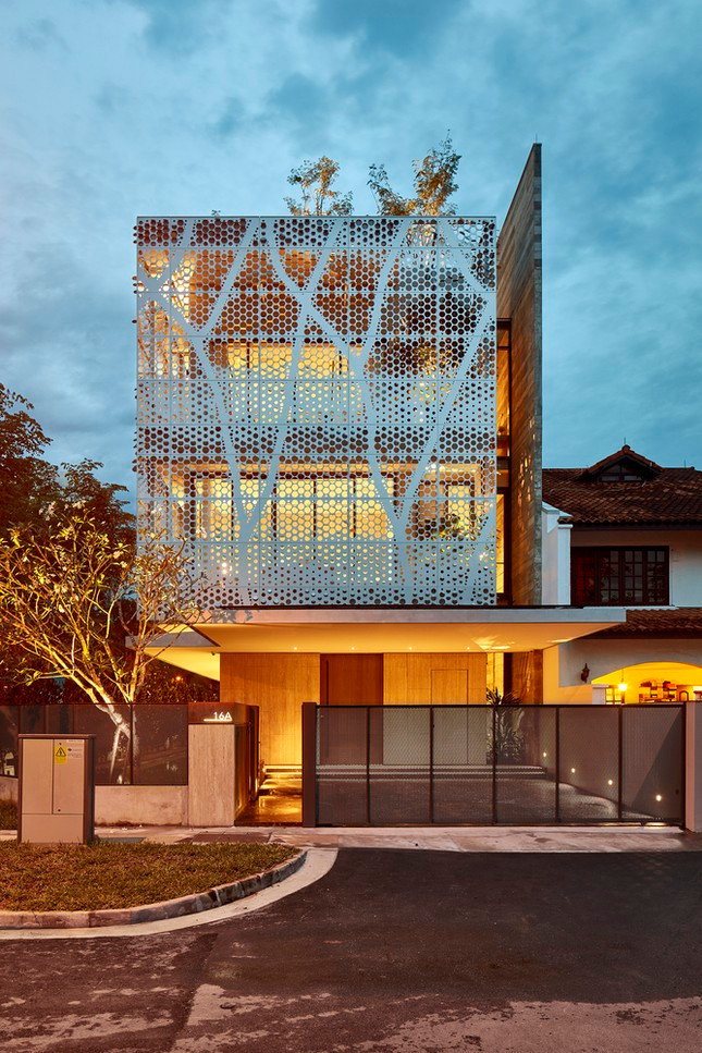 Với những giải pháp kiến trúc bền vững, ngôi nhà đã truyền tải thành công thông điệp: Có thể mạnh dạn, chủ động hóa giải bất lợi hướng Tây để tạo ra một kiến trúc ấn tượng, thân thiện và tiết kiệm. Với những giải pháp kiến trúc bền vững, ngôi nhà đã truyền tải thành công thông điệp: Có thể mạnh dạn, chủ động hóa giải bất lợi hướng Tây để tạo ra một kiến trúc ấn tượng, thân thiện và tiết kiệm.