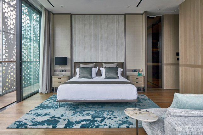 Để cải thiện vi khí hậu bên trong ngôi nhà, khoảng sân vườn và bể bơi phân làn được bố trí ở tầng trệt, là nơi “trú ẩn” lý tưởng trong điều kiện thời tiết nắng nóng khắc nghiệt, đồng thời tạo khoảng đệm để không gian trong nhà mát mẻ hơn. Để cải thiện vi khí hậu bên trong ngôi nhà, khoảng sân vườn và bể bơi phân làn được bố trí ở tầng trệt, là nơi “trú ẩn” lý tưởng trong điều kiện thời tiết nắng nóng khắc nghiệt, đồng thời tạo khoảng đệm để không gian trong nhà mát mẻ hơn.