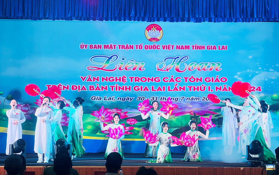 Các đội thi đã mang đến liên hoan nhiều tiết mục văn nghệ đặc sắc. Ảnh: P.D