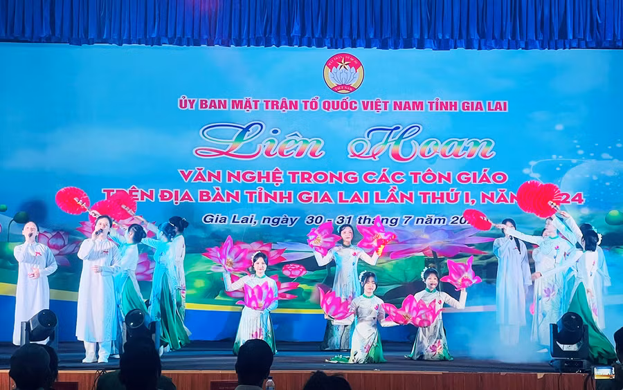 Các đội thi đã mang đến liên hoan nhiều tiết mục văn nghệ đặc sắc. Ảnh: P.D