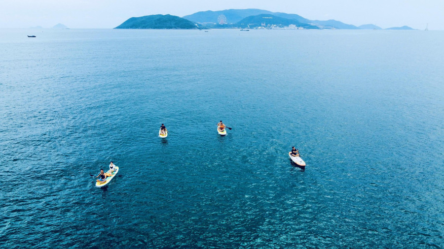 Chỉ mất khoảng 10 phút để được hướng dẫn và làm quen, người chơi đã có thể tự chèo SUP và bắt đầu hành trình trải nghiệm của mình. Du khách thường lựa chọn chèo SUP ra giữa biển vào những thời điểm vàng trong ngày để ngắm hoàng hôn hay bình minh. Đây cũng là khung giờ thích hợp để cho ra đời những tấm ảnh sống ảo đẹp nhất.