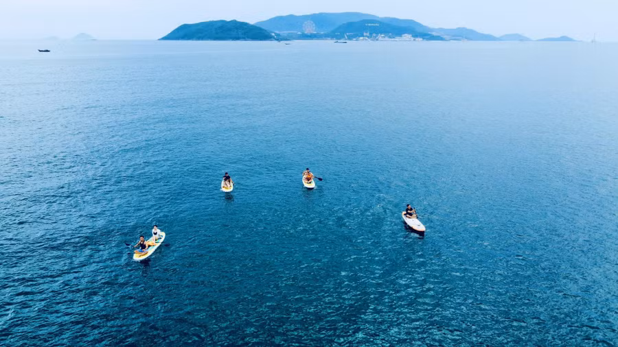 Chỉ mất khoảng 10 phút để được hướng dẫn và làm quen, người chơi đã có thể tự chèo SUP và bắt đầu hành trình trải nghiệm của mình. Du khách thường lựa chọn chèo SUP ra giữa biển vào những thời điểm vàng trong ngày để ngắm hoàng hôn hay bình minh. Đây cũng là khung giờ thích hợp để cho ra đời những tấm ảnh sống ảo đẹp nhất. Chỉ mất khoảng 10 phút để được hướng dẫn và làm quen, người chơi đã có thể tự chèo SUP và bắt đầu hành trình trải nghiệm của mình. Du khách thường lựa chọn chèo SUP ra giữa biển vào những thời điểm vàng trong ngày để ngắm hoàng hôn hay bình minh. Đây cũng là khung giờ thích hợp để cho ra đời những tấm ảnh sống ảo đẹp nhất.