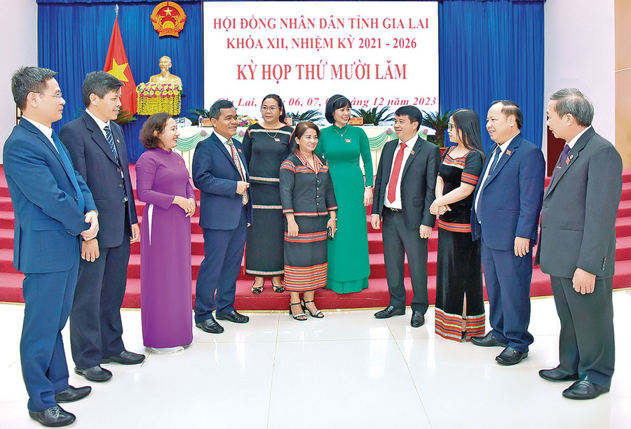 Các đại biểu trao đổi bên lề kỳ họp thứ 15 HĐND tỉnh khóa XII, nhiệm kỳ 2021-2026. Ảnh: Đ.T Các đại biểu trao đổi bên lề kỳ họp thứ 15 HĐND tỉnh khóa XII, nhiệm kỳ 2021-2026. Ảnh: Đ.T