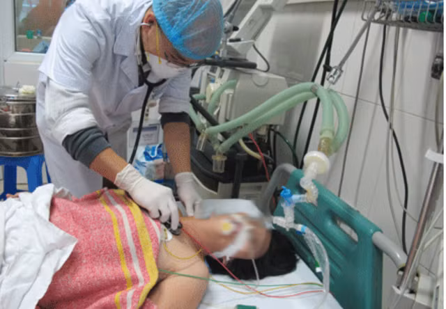 Điều trị bệnh nhân nhiễm cúm gia cầm tại bệnh viện. Ảnh tư liệu