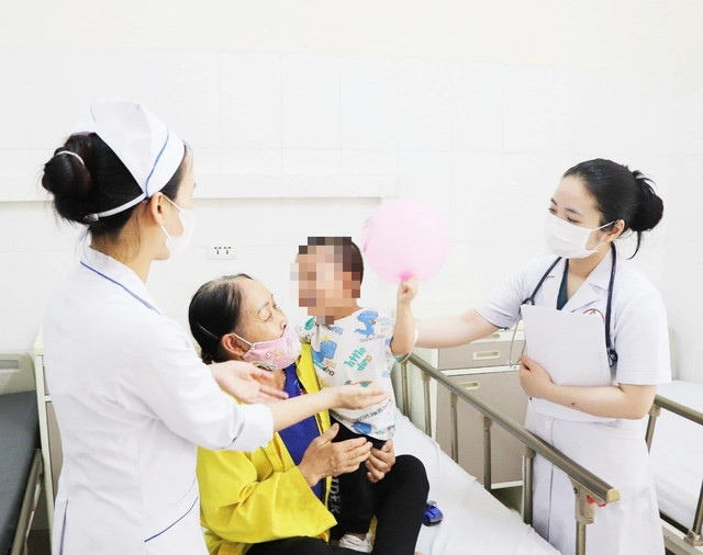 Bệnh nhi mắc bệnh sốt thỏ đang dần hồi phục. Ảnh BVCC