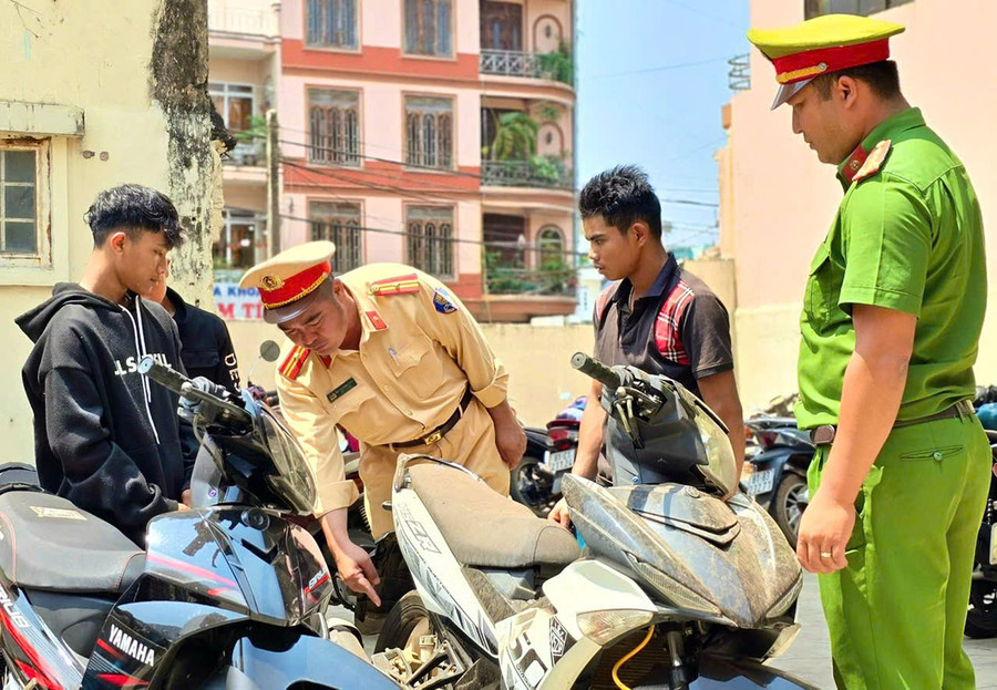 Lực lượng Công an TP. Pleiku tăng cường tuyên truyền, xử lý thanh-thiếu niên vi phạm trật tự, an toàn giao thông. Ảnh: M.P Lực lượng Công an TP. Pleiku tăng cường tuyên truyền, xử lý thanh-thiếu niên vi phạm trật tự, an toàn giao thông. Ảnh: M.P