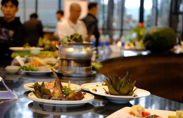 Các tác phẩm sau khi chấm điểm được trưng bày để xác lập kỷ lục ẩm thực Việt Nam về sự kiện chế biến và công diễn cùng lúc “100 món ăn từ cây Atiso Đà Lạt”. (Ảnh: Nguyễn Dũng/TTXVN) Các tác phẩm sau khi chấm điểm được trưng bày để xác lập kỷ lục ẩm thực Việt Nam về sự kiện chế biến và công diễn cùng lúc “100 món ăn từ cây Atiso Đà Lạt”. (Ảnh: Nguyễn Dũng/TTXVN)