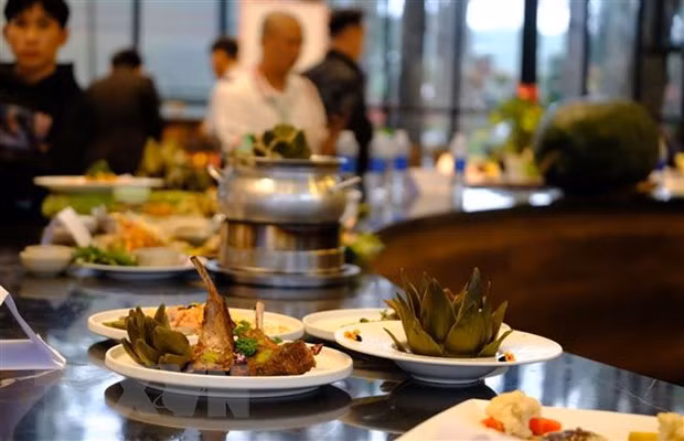 Các tác phẩm sau khi chấm điểm được trưng bày để xác lập kỷ lục ẩm thực Việt Nam về sự kiện chế biến và công diễn cùng lúc “100 món ăn từ cây Atiso Đà Lạt”. (Ảnh: Nguyễn Dũng/TTXVN)