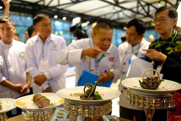 Ban giám khảo chấm điểm các món ăn để trao giải cho những đội xuất sắc nhất của hội thi. (Ảnh: Nguyễn Dũng/TTXVN) Ban giám khảo chấm điểm các món ăn để trao giải cho những đội xuất sắc nhất của hội thi. (Ảnh: Nguyễn Dũng/TTXVN)