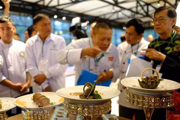 Ban giám khảo chấm điểm các món ăn để trao giải cho những đội xuất sắc nhất của hội thi. (Ảnh: Nguyễn Dũng/TTXVN)