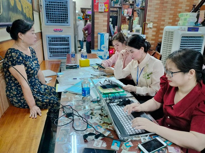 Bà Trương Thị Phượng (bên trái) - chủ tiệm bánh mì Phượng làm việc với cơ quan chức năng liên quan vụ ngộ độc thực phẩm.