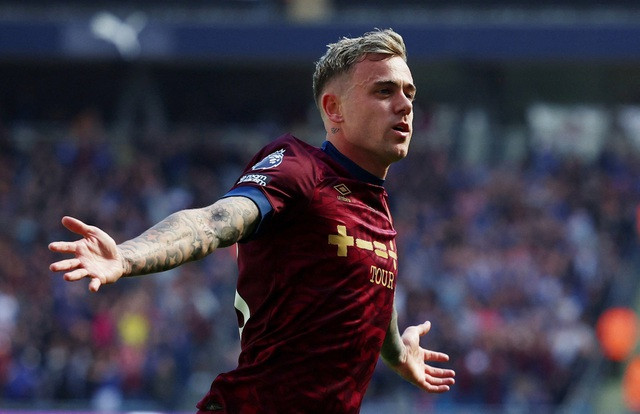 Sammie Szmodics khiến khán giả sân Etihad nín lặng Sammie Szmodics khiến khán giả sân Etihad nín lặng