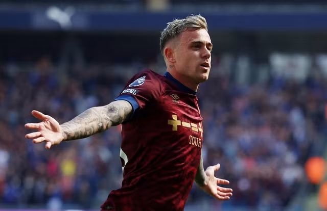 Sammie Szmodics khiến khán giả sân Etihad nín lặng