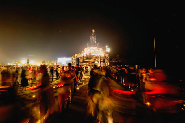 Lễ dâng đăng tại Lễ vía Quán Thế Âm Bồ Tát trên đỉnh núi Bà Đen. Ảnh: NGÔ TRẦN HẢI AN