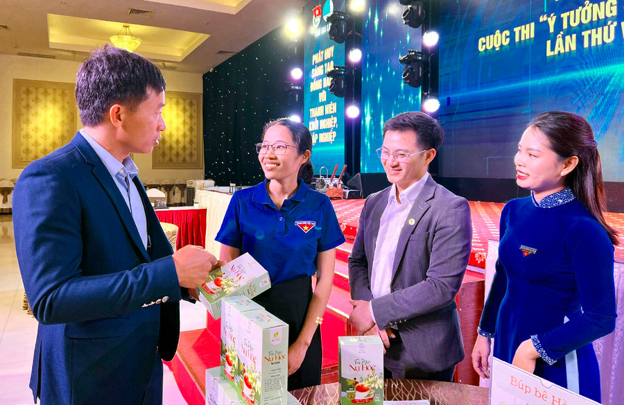 Tác giả Phùng Thị Mỹ Lên (thứ 2 từ trái qua) giới thiệu về sản phẩm trà mộc nụ hòe. Ảnh: P.L Tác giả Phùng Thị Mỹ Lên (thứ 2 từ trái qua) giới thiệu về sản phẩm trà mộc nụ hòe. Ảnh: P.L