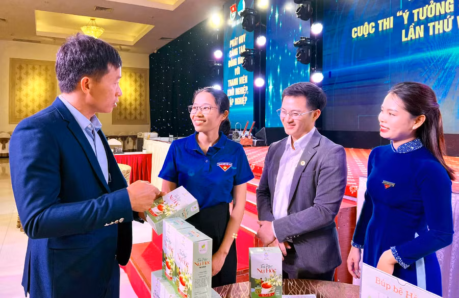 Tác giả Phùng Thị Mỹ Lên (thứ 2 từ trái qua) giới thiệu về sản phẩm trà mộc nụ hòe. Ảnh: P.L