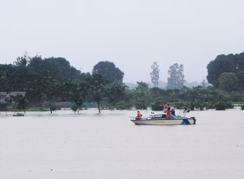 Lực lượng cứu hộ dùng ca nô chuyên dụng tiếp cận khu vực người dân bị cô lập ở tổ 9 (phường Đoàn Kết, thị xã Ayun Pa) vào ngày 30-11-2021. Ảnh: Văn Ngọc