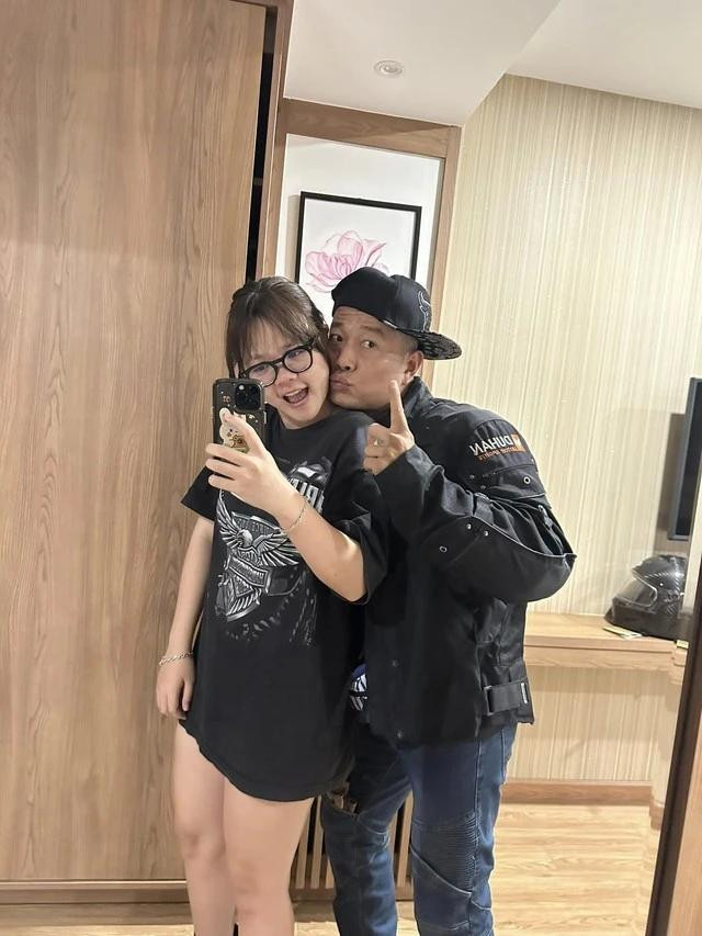 Chị Giang là người chủ động bắt chuyện với anh Đảo. Ảnh NVCC